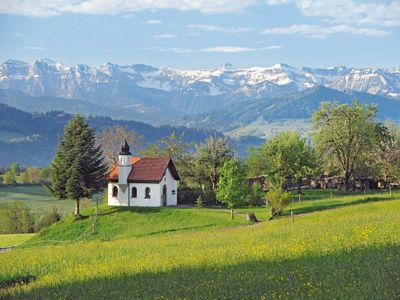 Sommerlandschaft mit Blick auf die Kirche