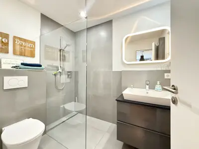 Dusche im Badezimmer