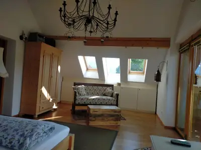 Lese-Relax-Bereich mit Blick auf Balkon