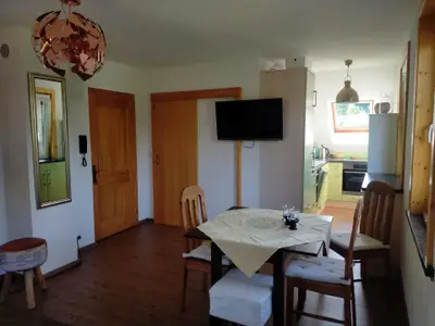 Essbereich mit Blick zur Küchenzeile