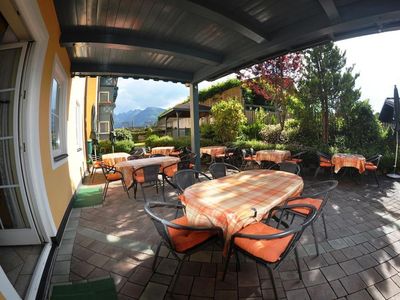 Gastgarten mit Blick auf die Schladminger Tauern