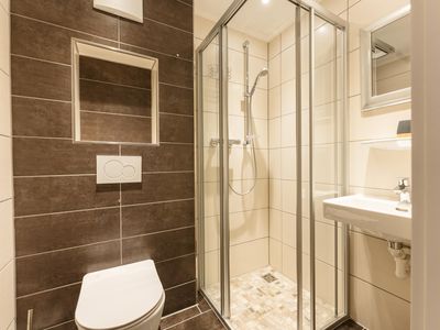 Modernes Badezimmer mit Dusche