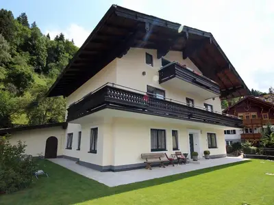 Bella Vista im Sommer mit großem Garten