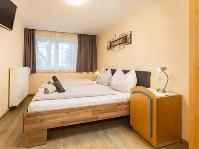 Hauptschlafzimmer mit gemütlichem Doppelbett