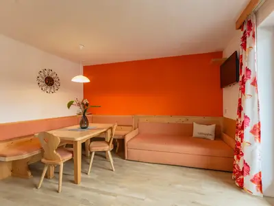 App. Orange Wohn- u. Essbereich