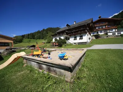 Sandkiste mit Selbstversorgerhaus und App.Haus