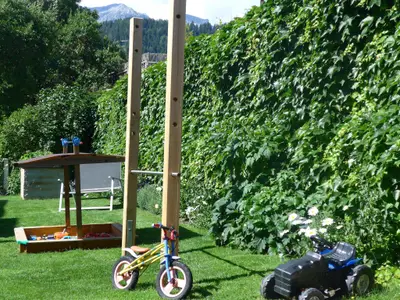 Trampolin, Sandkiste, Reckstange, Fahrzeuge, uvm