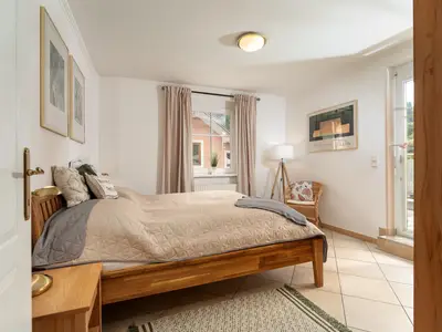 Schlafzimmer 1 mit Zugang zur Terrasse