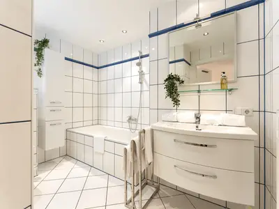Bad mit Badewanne und WC
