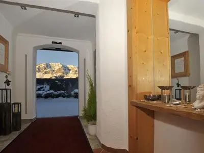 Eingangsbereich mit Blick auf den Dachstein