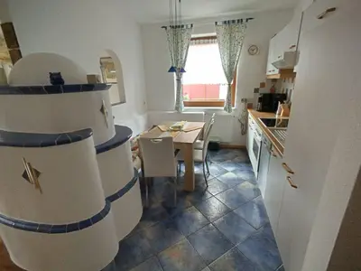 Kueche mit neuem Tisch & Stühlen