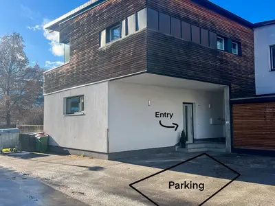 Eingang & Parkplatz