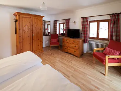 Schlafzimmer mit Wohnberech Ferienwohnung Hochgern