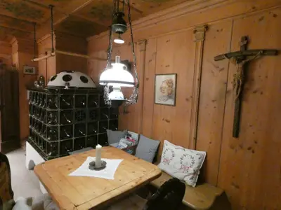 Ferienwohnung Weidenhammer - Kachelofen mit Sitzecke