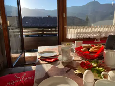 Esstisch und Blick auf den Balkon