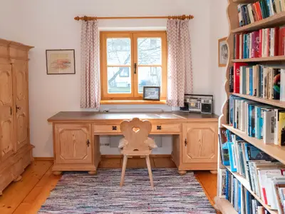 Schreibtisch mit Bücherwand