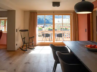 Essbereich mit Blick auf den Balkon