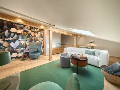 Wohnzimmer mit Leseecke im Obergeschoss