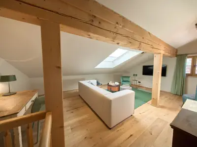 Wohnzimmer mit Arbeitsplatz im Obergeschoss