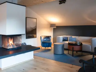 Wohnzimmer mit Kamin