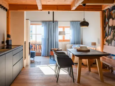 Essbereich mit Blick zum Balkon