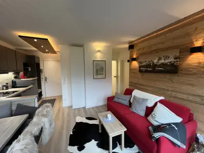 Wohnzimmer mit integrierter Küche, viel indirekte Beleuchtung