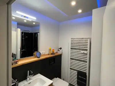 moderenes Bad mit Handtuchheizkörper