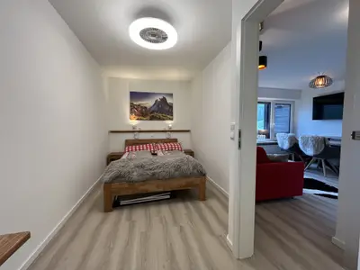 separates Schlafzimmer mit fernbedienbarem Deckenventilator