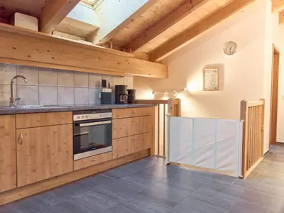 Küchenzeile mit Treppenschutz