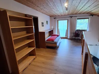 Galerie mit weiterem Schlafplatz und Zugang zum Balkon