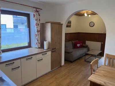 Küche mit Durchgang zum Wohnzimmer