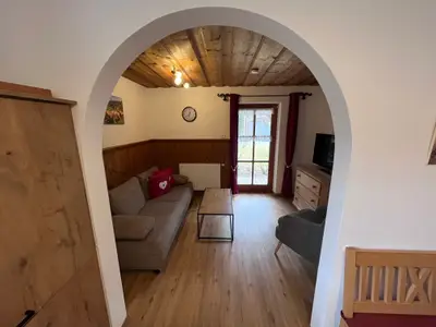 Wohnbereich mit Terrassenausgang zum überdachten Freisitz