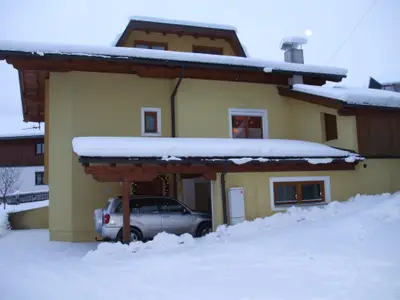 Hausansicht_winter_Zillerstuebchen_garage