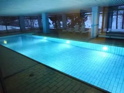 Hallenbad abends beleuchtet. Wegen Umbau und Corona gesperrt. 