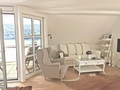 Wohnzimmer mit Seeblick