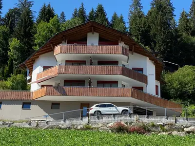 Hausansicht: Wohnung EG links