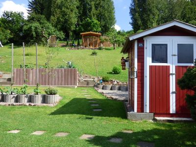 Blick zur Sitzlaube im oberen Garten , von dort gute Aussicht über Asbach