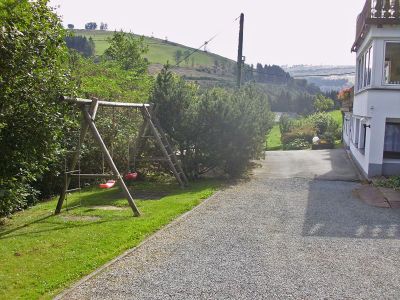 Schaukel vor dem Ferienhaus