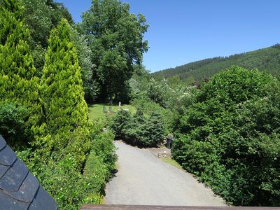 Blick vom Balkon der Wohnung im Dachgeschoß auf die Liegewiese