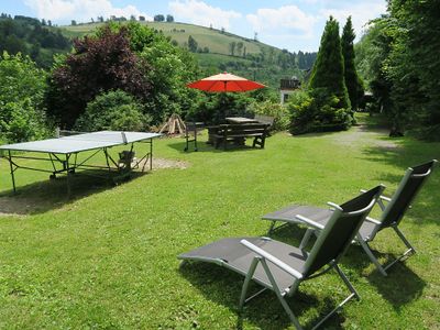 Liege- und Spielwiese mit Feuerplatz, Blick auf die Sommerseite