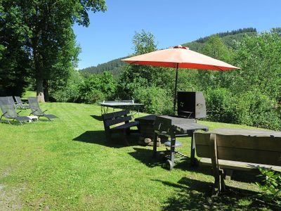 Liege- und Spielwiese mit Feuerplatz, Blick auf den Hirschberg