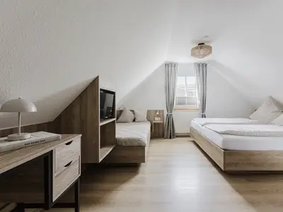 Schlafzimmer 1 mit TV und Schreibtisch