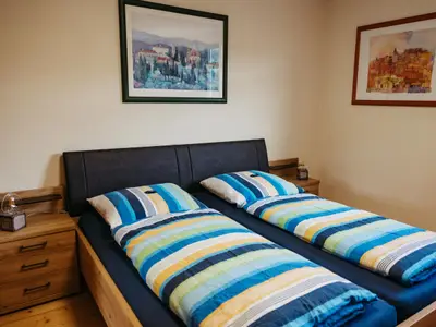 Ferienwohnung Wennetal, Familie Blefgen - Schmallenberg-Niederberndorf Sauerland - Schlafzimmer mit Fernseher