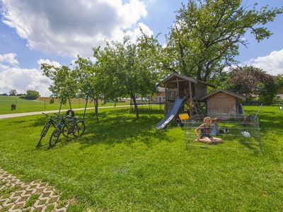 Garten mit Spielplatz und Obstbäume