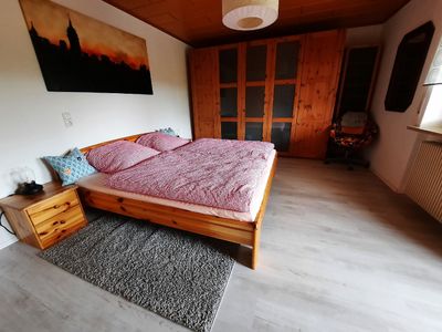 Schlafzimmer mit Doppelbett