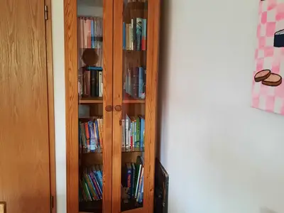 Bücherschrank im Wohnzimmer