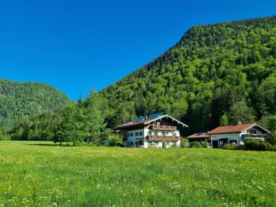 Hof mit Hausberg