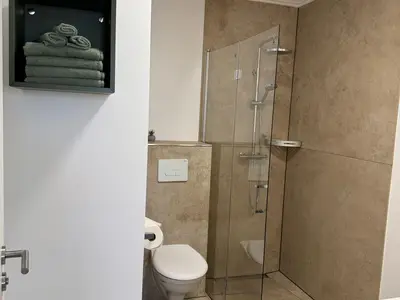 Bad mit Dusche und WC