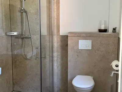 Badezimmer mit ebenerdiger Dusche