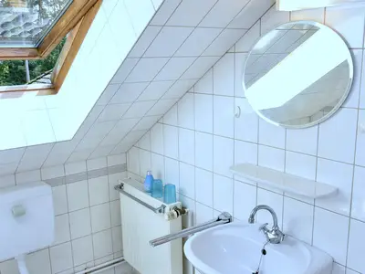 Bad mit Dusche und WC
